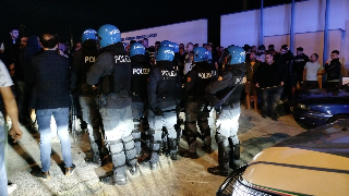 "Bottiglie da lanciare e pezzi di legno come mazze", scattano i nervi degli ultras dorici: polizia in azione